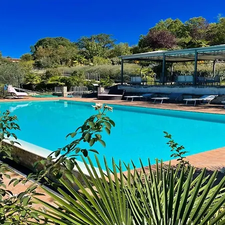 Daire Jacuzzi And Infinity Pool Nestle In Wondrous Gardens That Surround 6 Aptsaircon