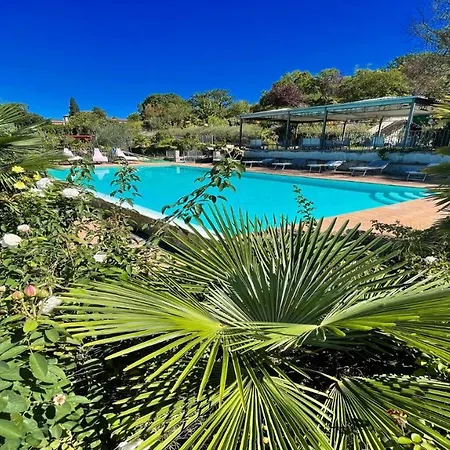 Jacuzzi And Infinity Pool Nestle In Wondrous Gardens That Surround 6 Aptsaircon アパート *