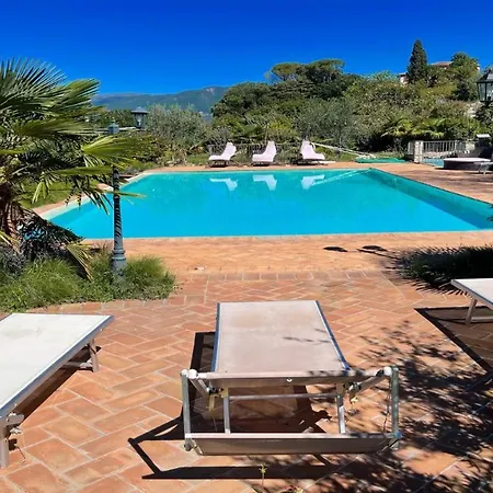 Jacuzzi And Infinity Pool Nestle In Wondrous Gardens That Surround 6 Aptsaircon アパート