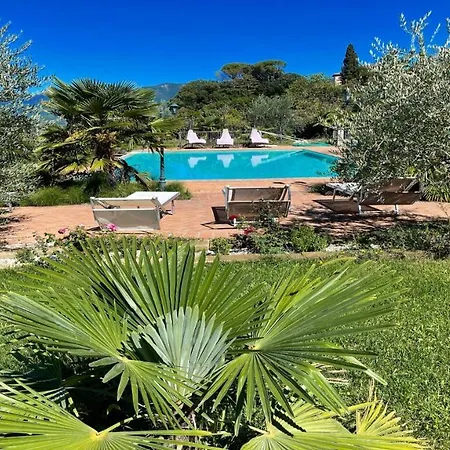 アパート Jacuzzi And Infinity Pool Nestle In Wondrous Gardens That Surround 6 Aptsaircon Colle Umberto