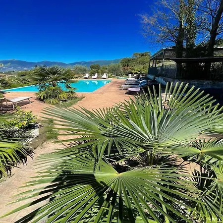 Jacuzzi And Infinity Pool Nestle In Wondrous Gardens That Surround 6 Aptsaircon アパート